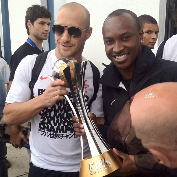 Thiaguinho recepciona o time do Corinthians e tira casquinha da taça (Foto: Instagram)