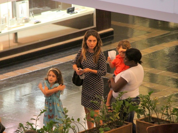 Claudia Abreu com os filhos em shopping na Zona Sul do Rio (Foto: Daniel Delmiro/ Ag. News)