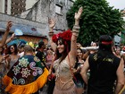 Alessandra Negrini curte bloco de carnaval em São Paulo