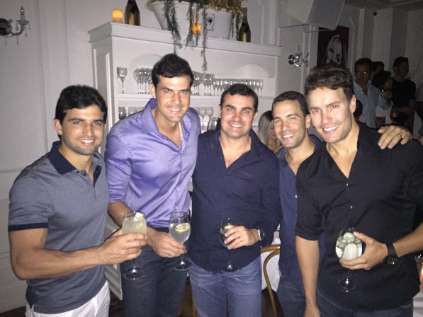 Antonio Villarejo curtindo a noite com os amigos (Foto: Reprodução / Instagram)