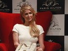 De vestido, Paris Hilton inaugura loja na Colômbia