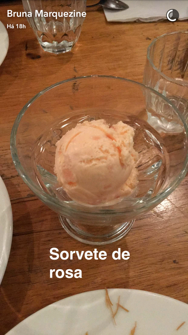 Bruna Marquezine experimenta sorvete de rosa (Foto: Reprodução/SnapChat)