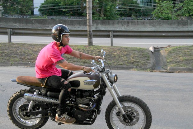 Bruno Gagliasso anda de moto no Rio (Foto: Daniel Delmiro/Agnews)