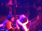 Miley Cyrus dá beijos em mulheres em show de Britney Spears. Assista!