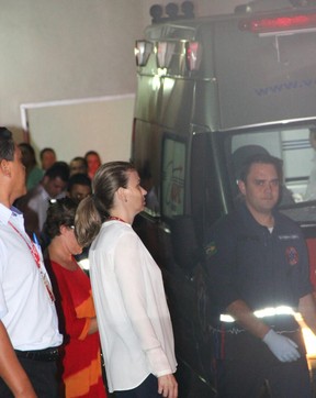 Ambulância de Angelica e Luciano Huck chega a base aérea (Foto:  Fernando Antunes / Campo Grande News / AgNews)