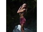 Candice Swanepoel faz topless em cachoeira na Costa Rica