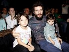 Barbudo, Daniel Oliveira leva os filhos para show de palhaços