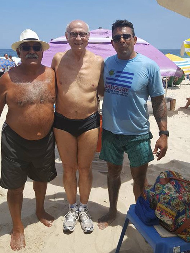 Eduardo Suplicy na praia de Ipanema (Foto: Facebook / Reprodução)