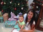 Ex-BBB Priscila Pires mostra o filho rodeado de presentes de Natal