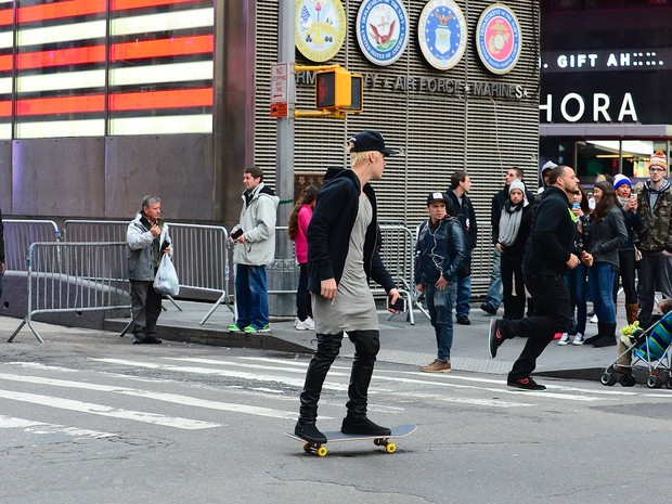 Justin Bieber anda de skate em Nova York, nos Estados Unidos (Foto: AKM-GSI/ Agência)