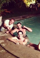 Mateus Solano e Kiko Pissolato relaxam em piscina após gravação