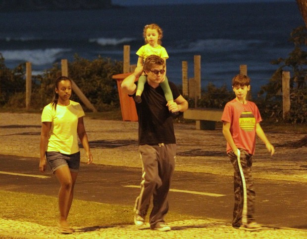 Fábio Assunção com os filhos (Foto: Delson Silva / AgNews)