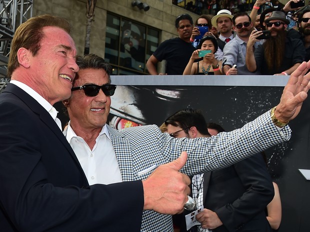 Arnold Schwarzenegger e Sylvester Stallone em première em Los Angeles, nos Estados Unidos (Foto: Frederic J. Brown/ Getty Images/ AFP)