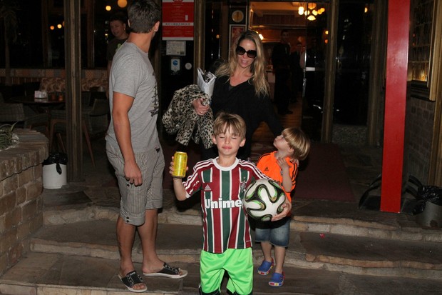 Danielle Winits com Amaury Junior e os filhos dela, Noah e Guy (Foto: Delson Silva/AgNews)