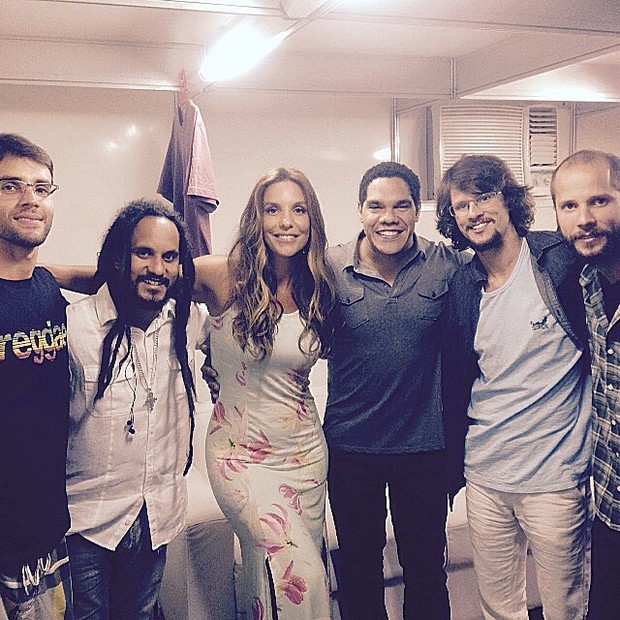 Ivete Sangalo com a banda Ponto de Equilíbrio em bstidores de gravação do DVD do Natiruts em Salvador, na Bahia (Foto: Instagram/ Reprodução)