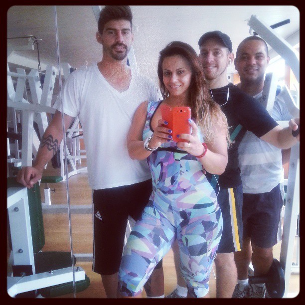 Viviane Araújo e amigos na academia (Foto: Instagram / Reprodução)