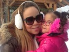 Após foto de biquíni, Mariah Carey curte o frio de Aspen com a família