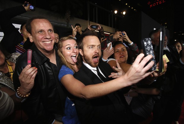 Aaron Paul faz selfie ao lado de fãs (Foto: Reuters)