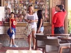 Carla Perez e Xanddy almoçam com os filhos em churrascaria no Rio 