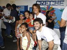 Duda Nagle e Ivan Mendes participam de ação social no Rio