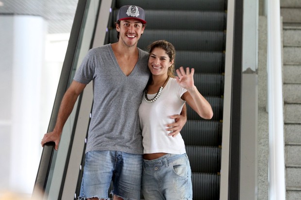 Priscila Fantin e o marido Renan Abreu em aeroporto no RJ (Foto: Marcello Sá Barretto / Agnews)