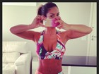 Graciella Carvalho posa de barriga de fora e decote: 'Projeto cintura fina'