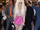 De traje transparente, Lady Gaga cumprimenta fãs ao chegar ao Japão