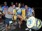 Juliana Alves, de shortinho jeans, samba de pernas de fora no Rio