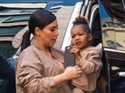 North West, de 2 anos, faz seu primeiro tweet e Kim Kardashian vibra