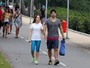 Ex-BBB Marcello passeia com a namorada no Rio
