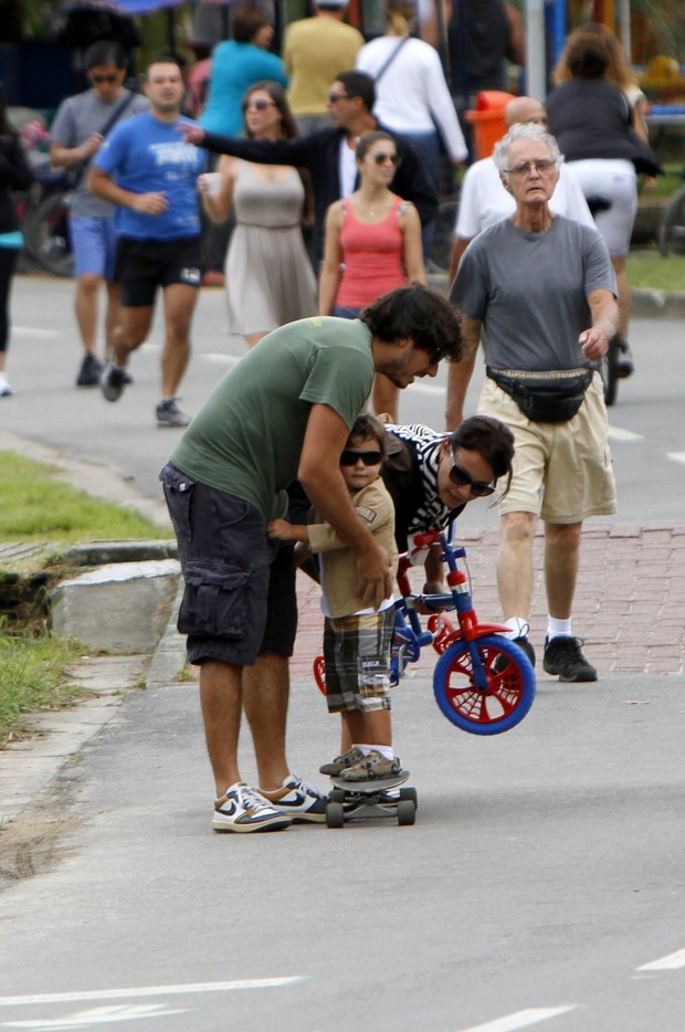 Juliana Knust com o marido e o filho na Lagoa (Foto: Gil Rodrigues / Foto Rio News)