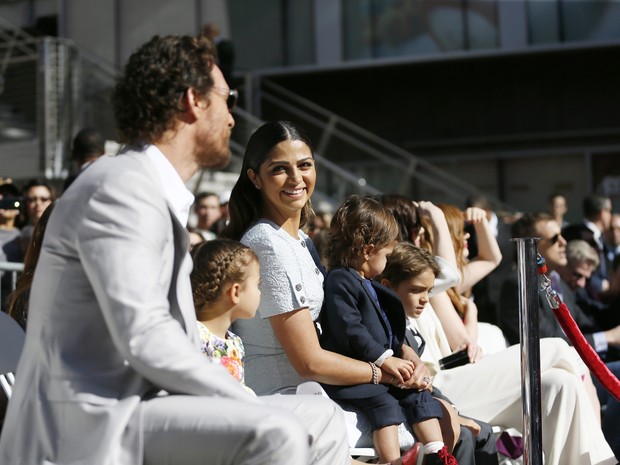 Matthew McConaughey com a mulher, Camila Alves, e os filhos Livingston, Levi e Vida em cerimônia na Calçada da Fama em Los Angeles, nos Estados Unidos (Foto: Danny Moloshok/ Reuters)