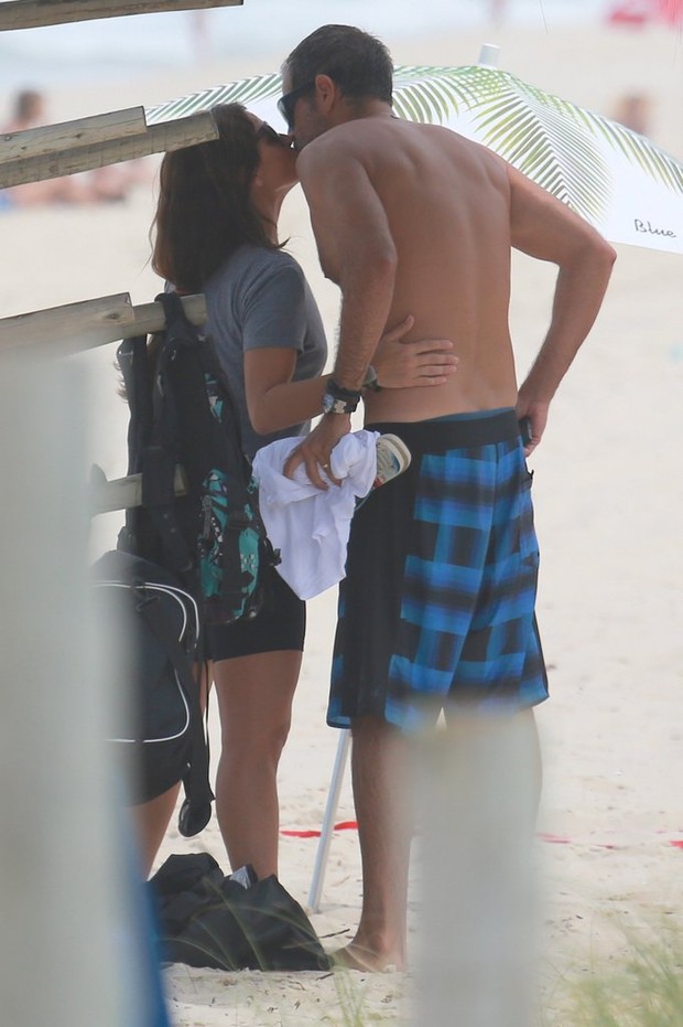 Giovanna Antonelli e o marido se beijam (Foto: Dilson Silva/AgNews)