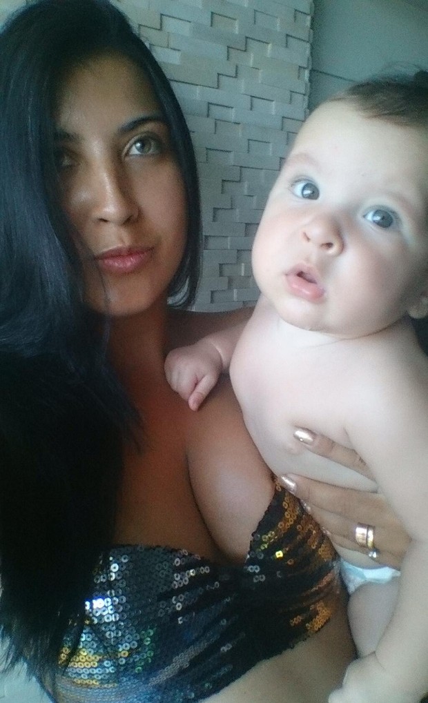 Priscila Pires com o filho (Foto: Twitter / Reprodução)