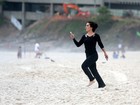 Rômulo Neto surfa em praia do Rio e Cleo Pires registra tudo com o celular