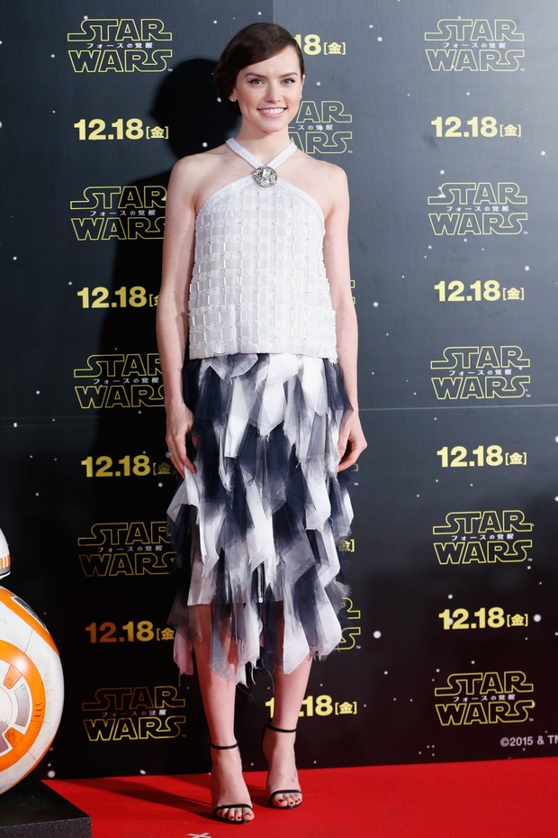 Daisy Ridley, a catadora de lixo Rey no filme Star Wars: O Despertar da Força, usa look especial durante lançamento vip  (Foto: Getty Image)