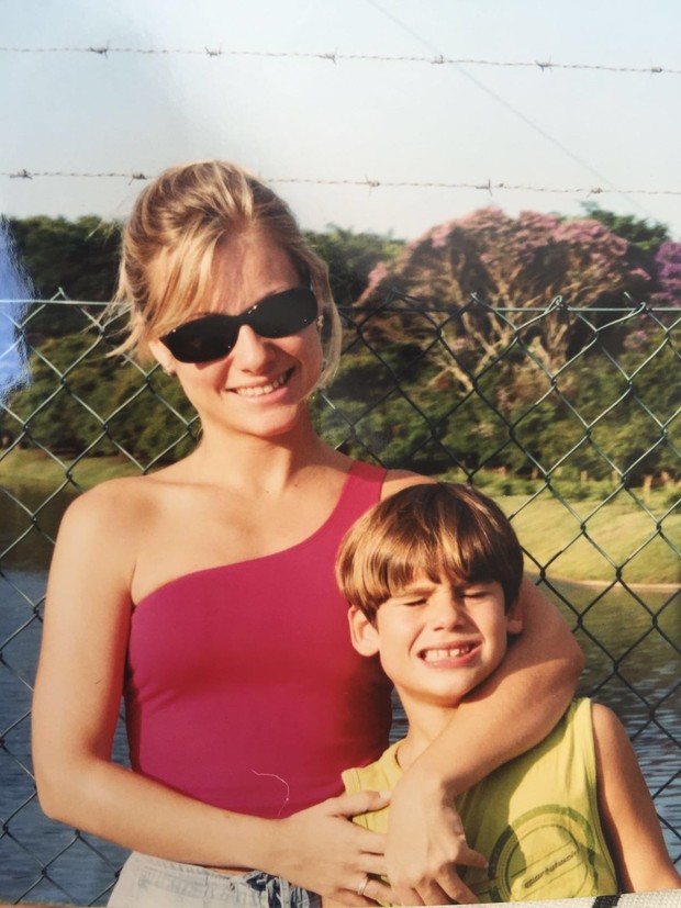 Giselle Prattes e o filho Nicolas Prattes ainda criança  (Foto: Arquivo pessoal)