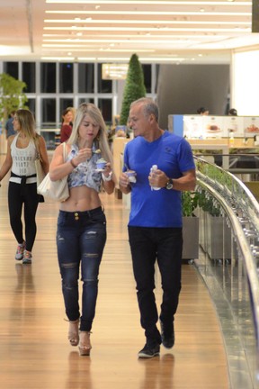 Kadu Moliterno e a namorada, Cristianne Rodriguez,e m shopping na Zona Oeste do Rio (Foto: Fabio Moreno/ Ag. News)