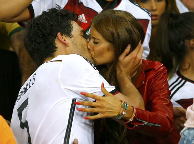 Mats Hummels beijando a namorada Cathy Fischer (Foto: Agência Reuters)