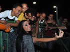 Simpática, Anitta tira foto com fãs antes de show em Salvador