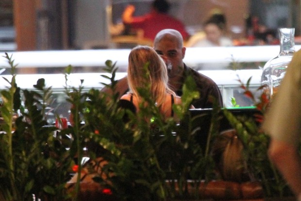 Adriano com a namorada (Foto: Marcos Ferreira / photo rio news)