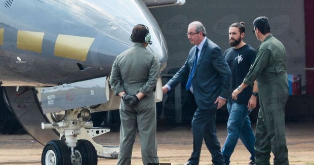 Eduardo Cunha embarca para Curitiba após prisão (Foto: Reprodução / Agência Brasil)