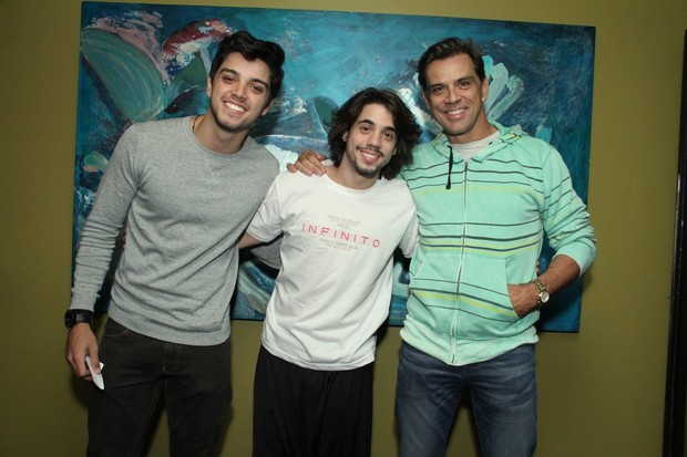Rodrigo Simas, Guga Sabatiê e Beto Simas na estreia do musical &quot;O infinito&quot; (Foto: Thyago Andrade / Foto Rio News)