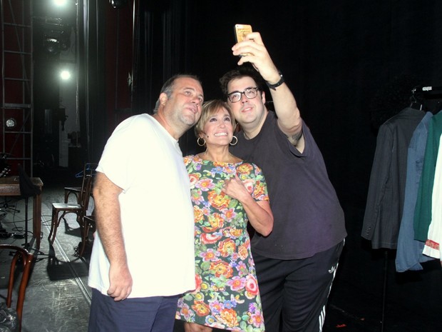 Otávio Muller, Susana Vieira e Fernando Ceylão em bastidores de peça na Zona Sul do Rio (Foto: Thyago Andrade/ Foto Rio News)