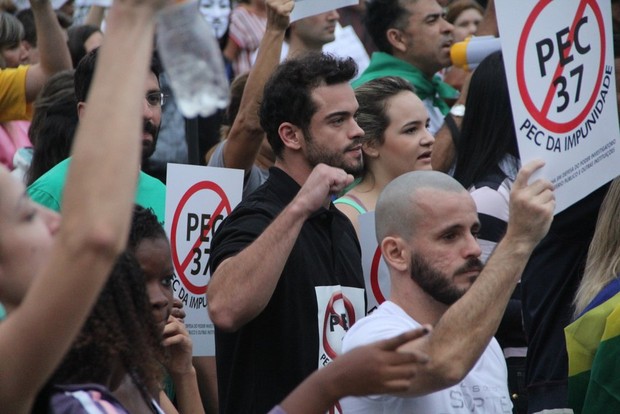 Sidney Sampaio na manifestação (Foto: Rodrigo dos Anjos/Ag. News)
