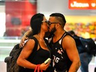 Belo e Gracyanne Barbosa trocam carinhos no aeroporto do Rio