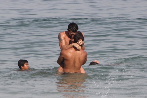 Harry Louis, ex de Marc Jacobs, namora na praia de Ipanema (Foto: Rodrigo dos Anjos/AgNews)