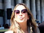 Claudia Leitte manda beijo para fotógrafo ao desembarcar no Rio