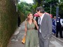 Maitê Proença chega de mãos dadas com namorado em casamento no Rio