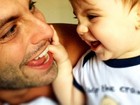 Henri Castelli posa sorrindo com a filha: 'Verdadeira felicidade'